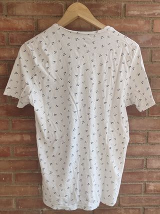 Camiseta blanca con estampado de anclas
