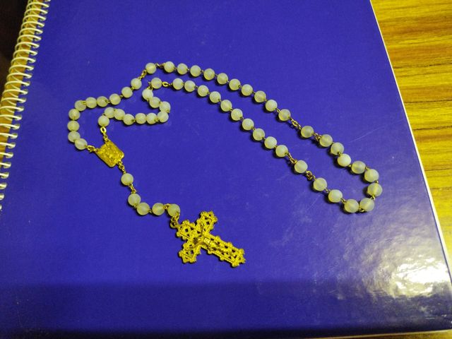 Rosario de cristal y metal dorado