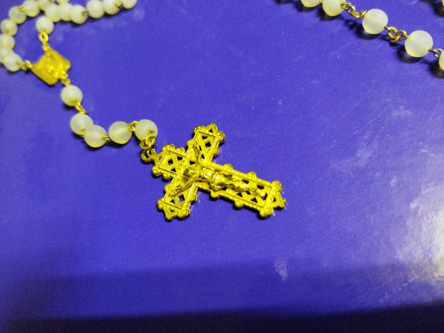 Rosario de cristal y metal dorado