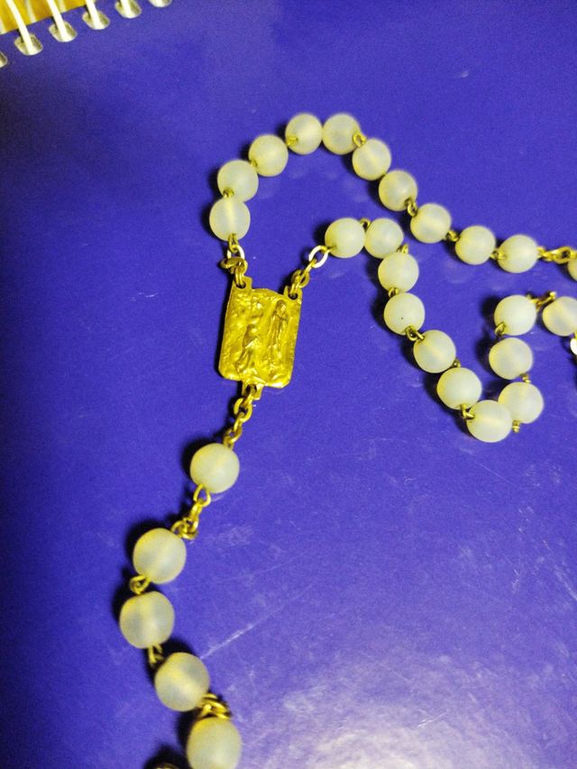 Rosario de cristal y metal dorado