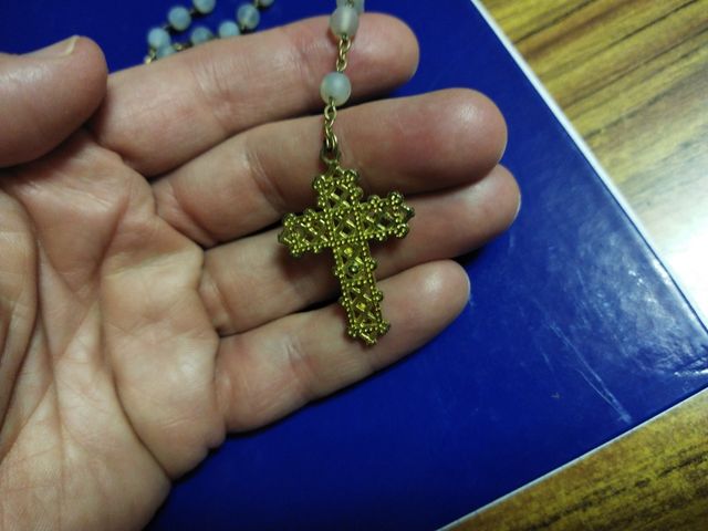 Rosario de cristal y metal dorado