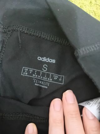 Mallas Adidas negras deportivas de tiro bajo.