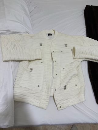 Chaqueta cream con detalles brillantes