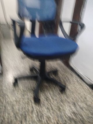 Silla de oficina azul y negra