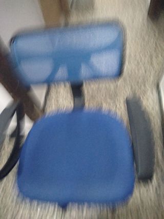 Silla de oficina azul y negra