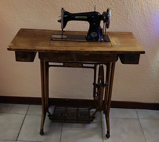 Máquina de coser antigua HEXAGON con mueble