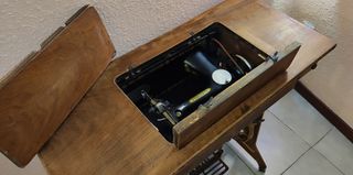 Máquina de coser antigua HEXAGON con mueble