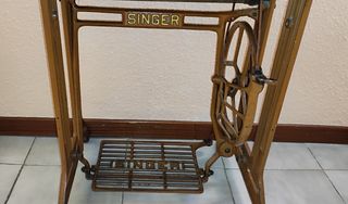 Máquina de coser antigua HEXAGON con mueble