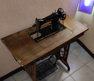 Máquina de coser antigua HEXAGON con mueble