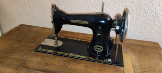Máquina de coser antigua HEXAGON con mueble