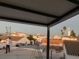 Cerramientos de aluminio con panel sándwich