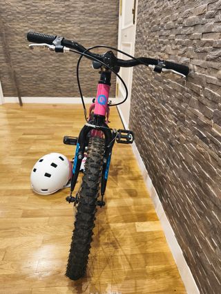 Bicicleta infantil Quer rosa con casco y guantes