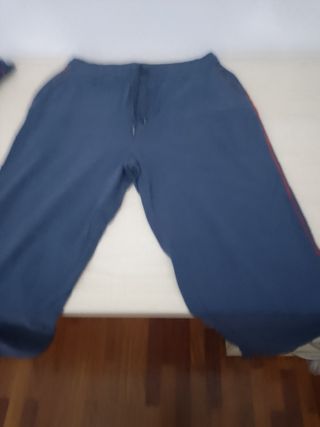 Pijama Dustin azul marino rayas rojas y blancas