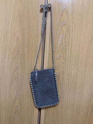 Cartera de fiesta con cadena y tachuelas
