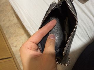 Cartera de fiesta con cadena y tachuelas