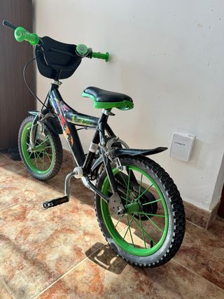 Bicicleta infantil negra con detalles verdes