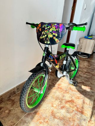 Bicicleta infantil negra con detalles verdes