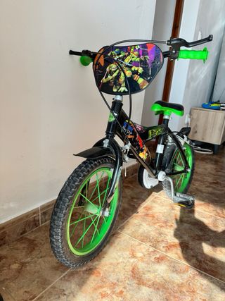Bicicleta infantil negra con detalles verdes