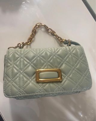 Bolso Zara verde acolchado con cadena