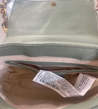 Bolso Zara verde acolchado con cadena