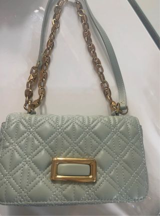 Bolso Zara verde acolchado con cadena