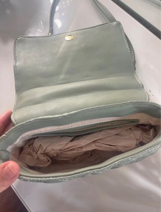 Bolso Zara verde acolchado con cadena