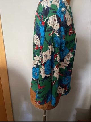Blusa Zara floral verde con perlas