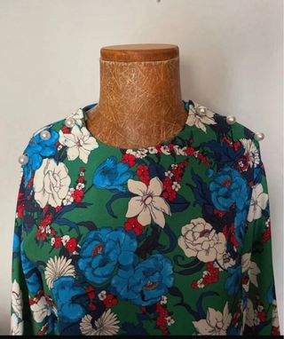 Blusa Zara floral verde con perlas