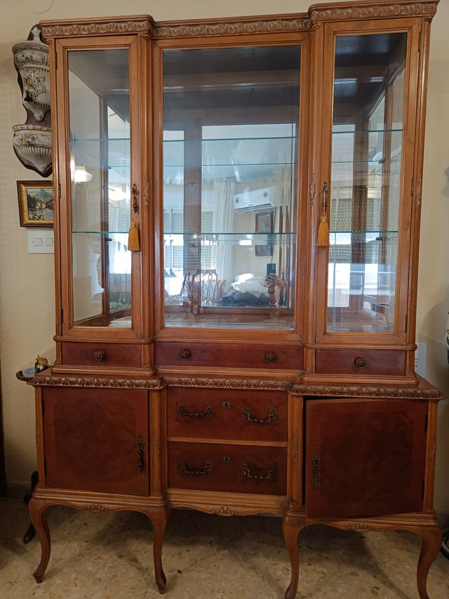 Mobile da soggiorno antico in legno intagliato