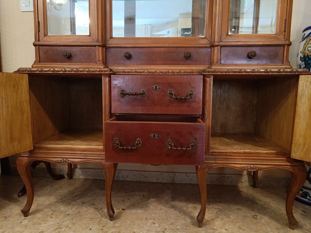 Mobile da soggiorno antico in legno intagliato