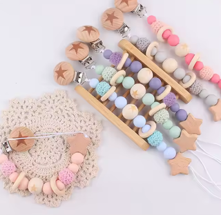 Prendedor de chupeta de madeira e silicone