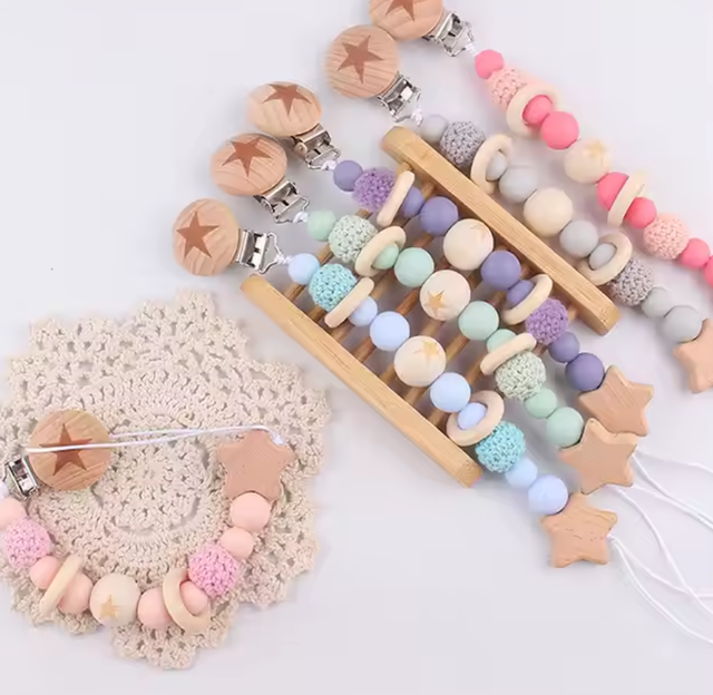 Prendedor de chupeta de madeira e silicone