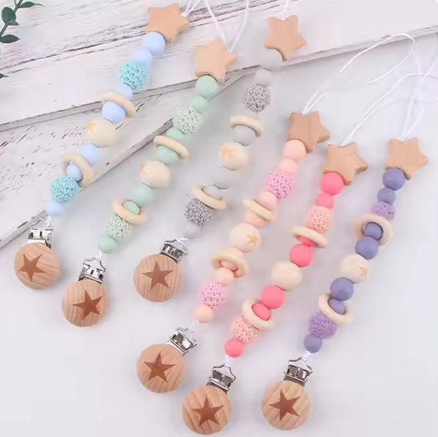 Prendedor de chupeta de madeira e silicone