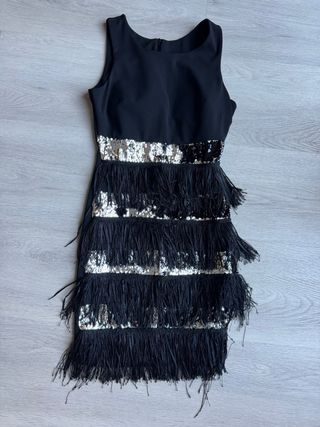 Vestido de fiesta con flecos y lentejuelas