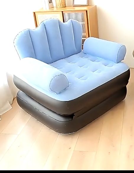 Poltrona inflável azul e preta