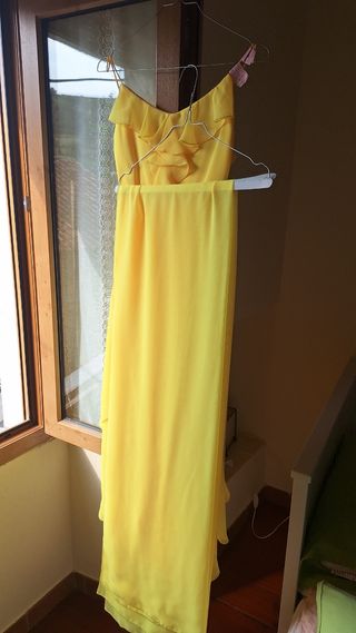 Vestido de fiesta amarillo con volantes