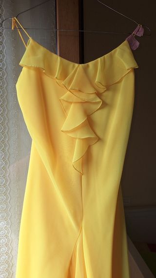 Vestido de fiesta amarillo con volantes
