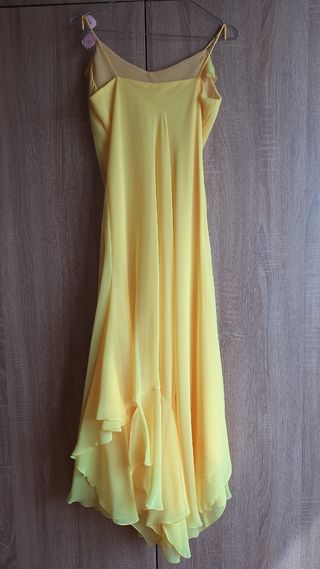 Vestido de fiesta amarillo con volantes
