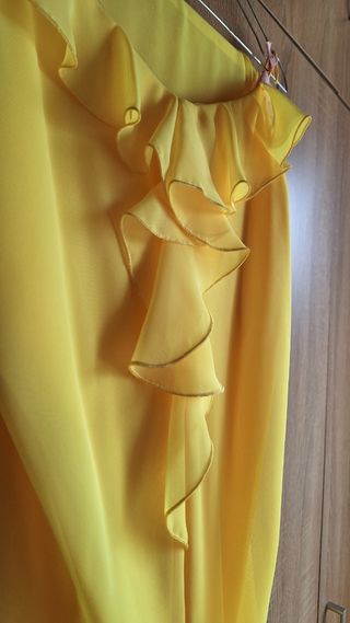 Vestido de fiesta amarillo con volantes