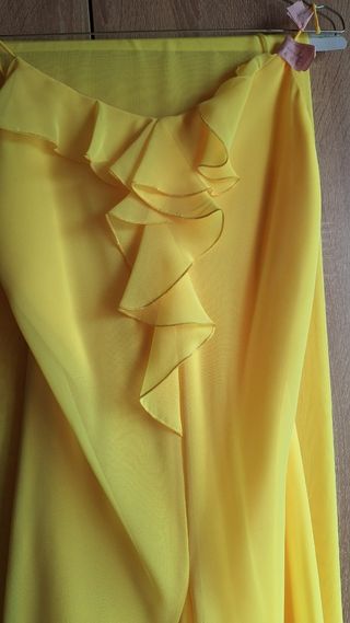 Vestido de fiesta amarillo con volantes