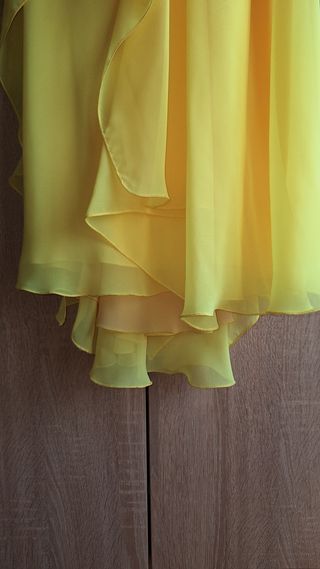 Vestido de fiesta amarillo con volantes