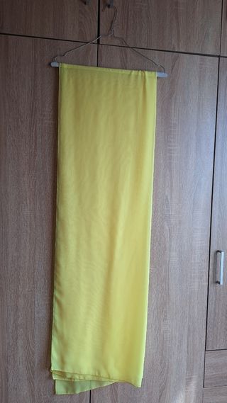 Vestido de fiesta amarillo con volantes