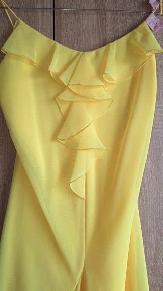 Vestido de fiesta amarillo con volantes