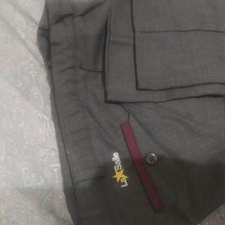 Pantalón La Salle Gris Talla 14 años tengo 2 
