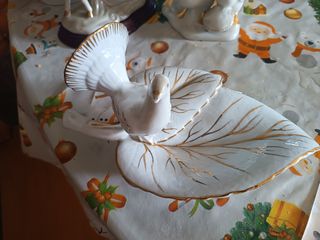Figuras de porcelana con detalles dorados