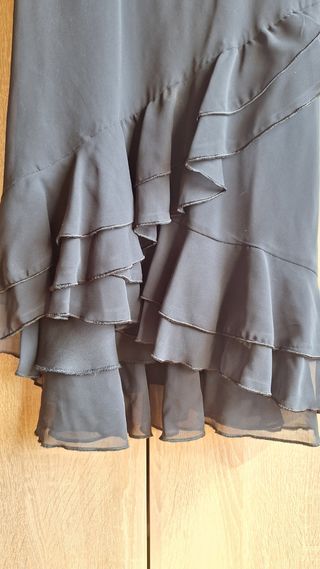 Vestido fiesta negro con volantes