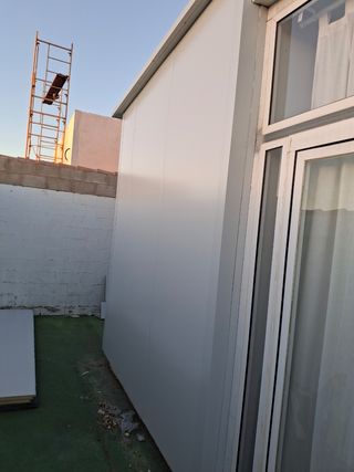 Cerramientos aluminio y panel sándwich