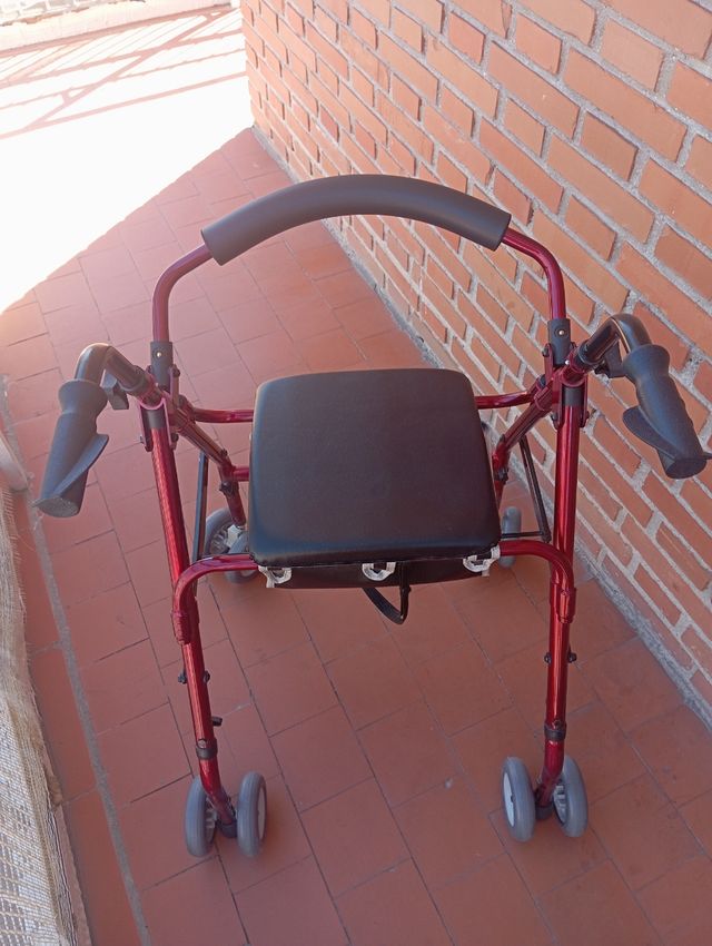 Andador de color rojo .