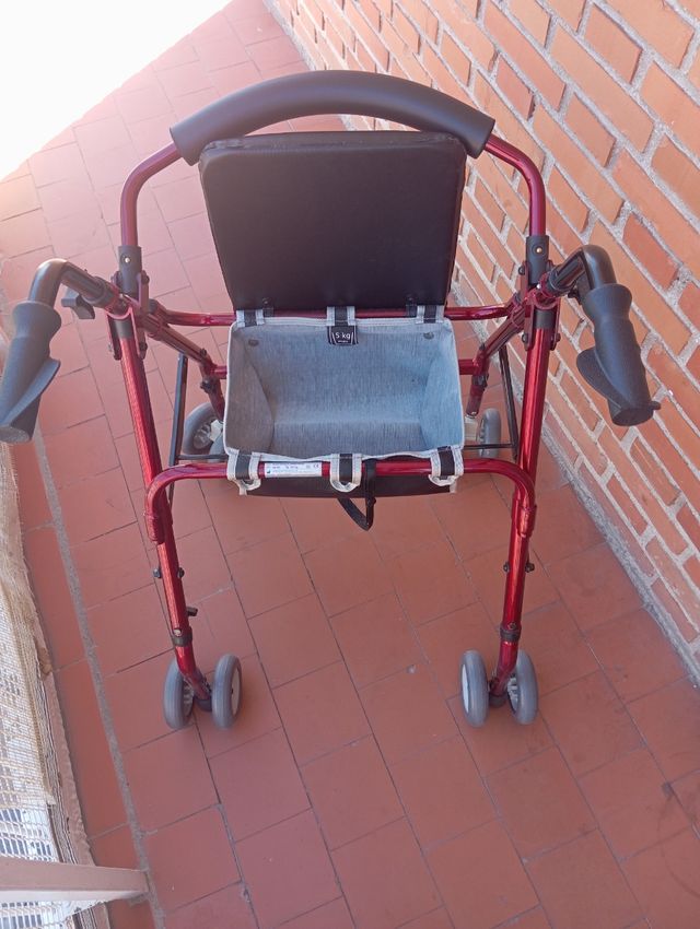 Andador de color rojo .