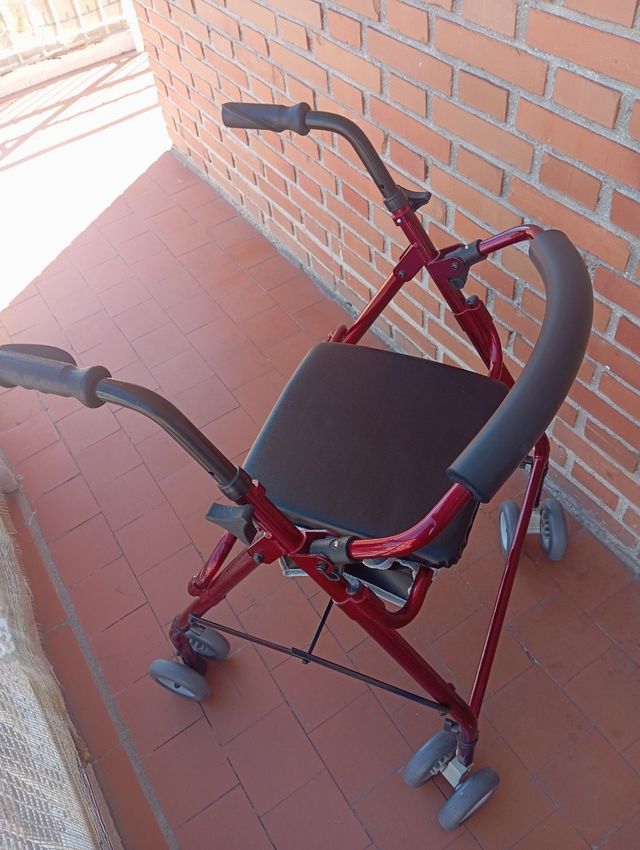 Andador de color rojo .